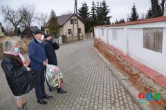 Złożenie kwiatów w miejscu upamiętnienia poległych mieszkańców Janowa Podlaskiego i okolic w czasie II Wojny Światowej
